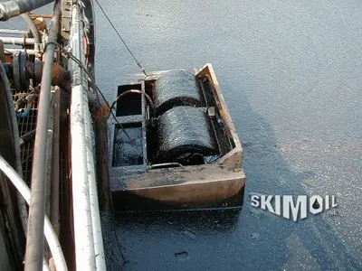 pnuematic drive floating drum skimmer